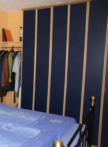Hochwertiger Kleiderschrank aus Holz mit drei Falttüren (platzsparend)